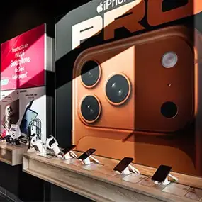 iPhone Pro Werbung im Elektronikmarkt mit ausgestellten Smartphones am Tresen