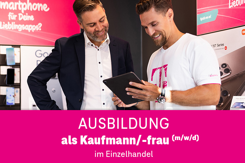 Zwei Männer in einem Elektronikladen besprechen eine Ausbildung im Einzelhandel am Tablet.