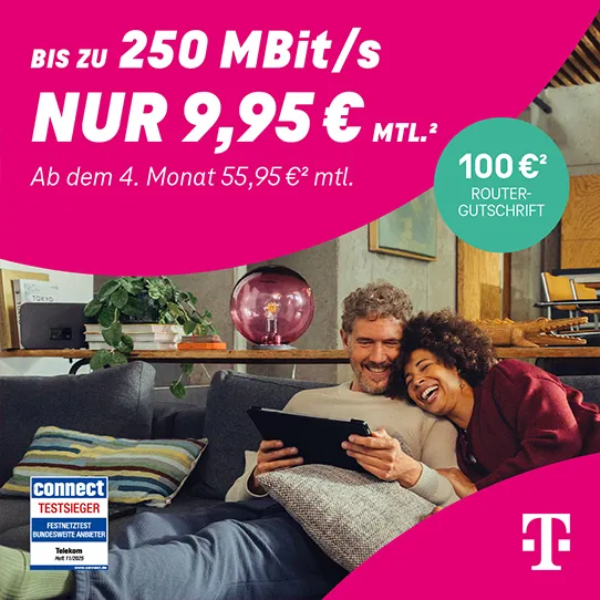 Paar auf Sofa nutzt Tablet, Telekom MagentaZuhause Tarif mit bis zu 250 MBit/s